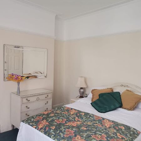 Double Room Available- London Seven Kings Seven Kings Train Station Ilford Dış mekan fotoğraf