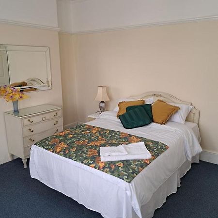 Double Room Available- London Seven Kings Seven Kings Train Station Ilford Dış mekan fotoğraf