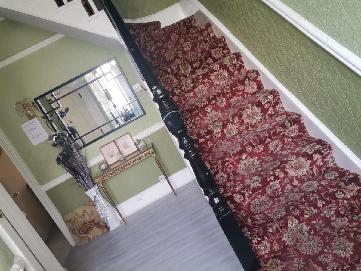 Double Room Available- London Seven Kings Seven Kings Train Station Ilford Dış mekan fotoğraf