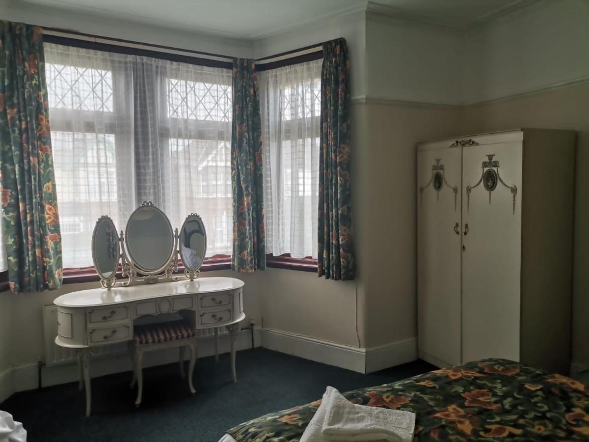 Double Room Available- London Seven Kings Seven Kings Train Station Ilford Dış mekan fotoğraf