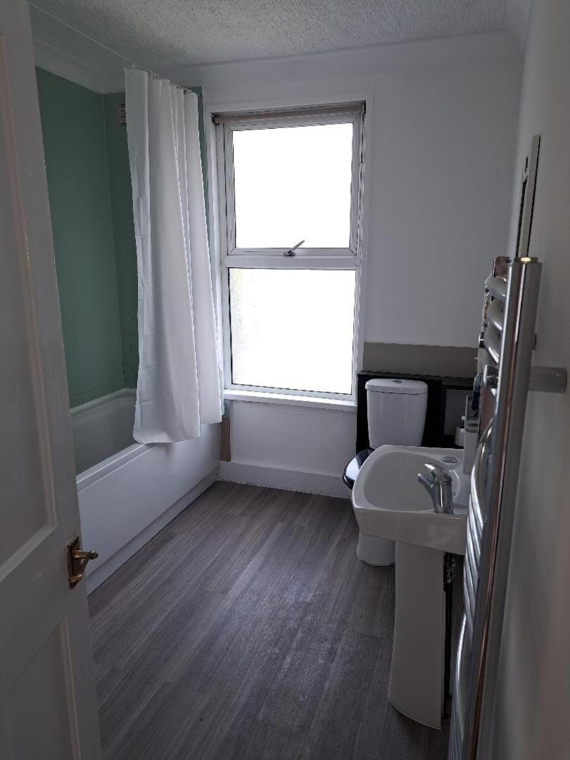 Double Room Available- London Seven Kings Seven Kings Train Station Ilford Dış mekan fotoğraf